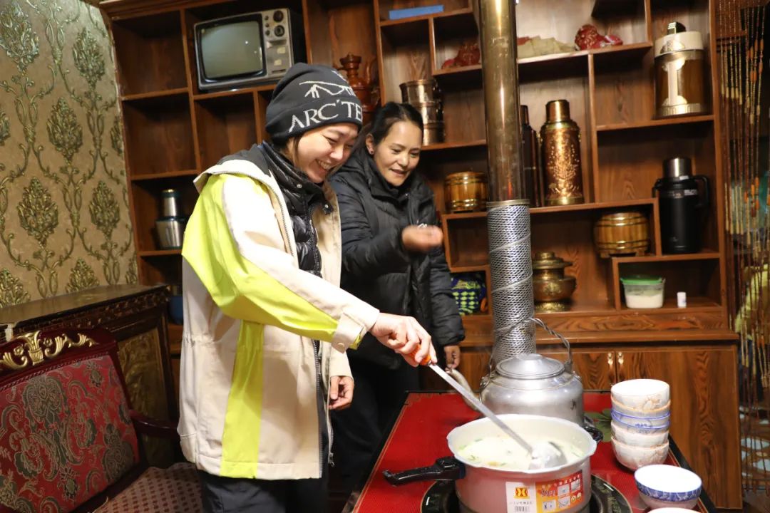 游客體驗(yàn)制作“古突”。巴桑卓嘎攝