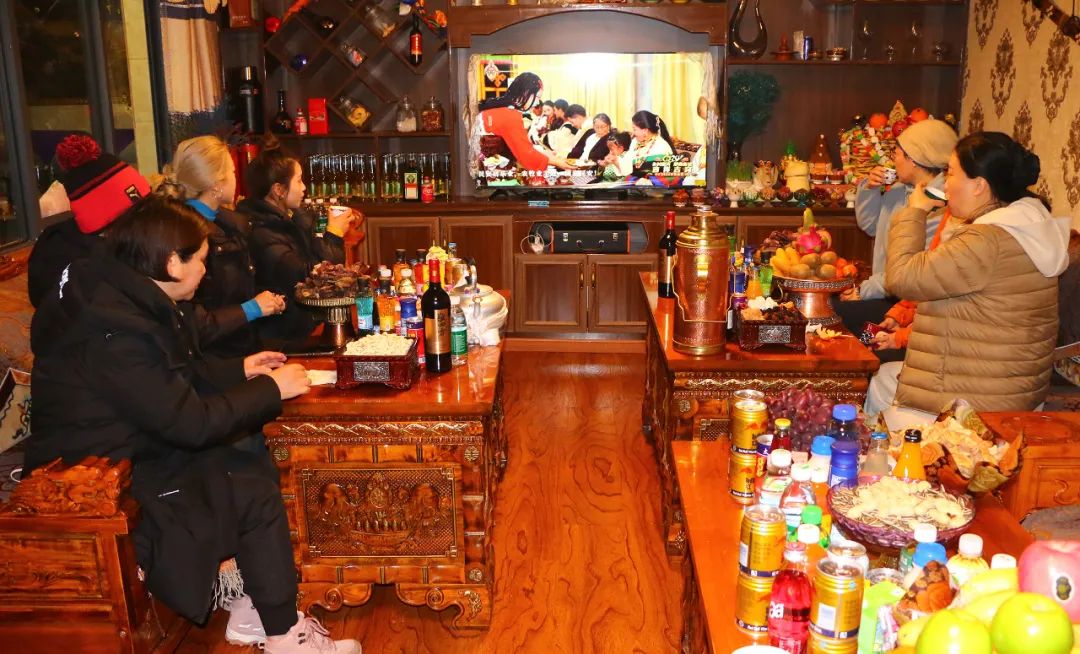 游客在居民家中，一同看藏晚，歡慶藏歷新年。巴桑卓嘎攝