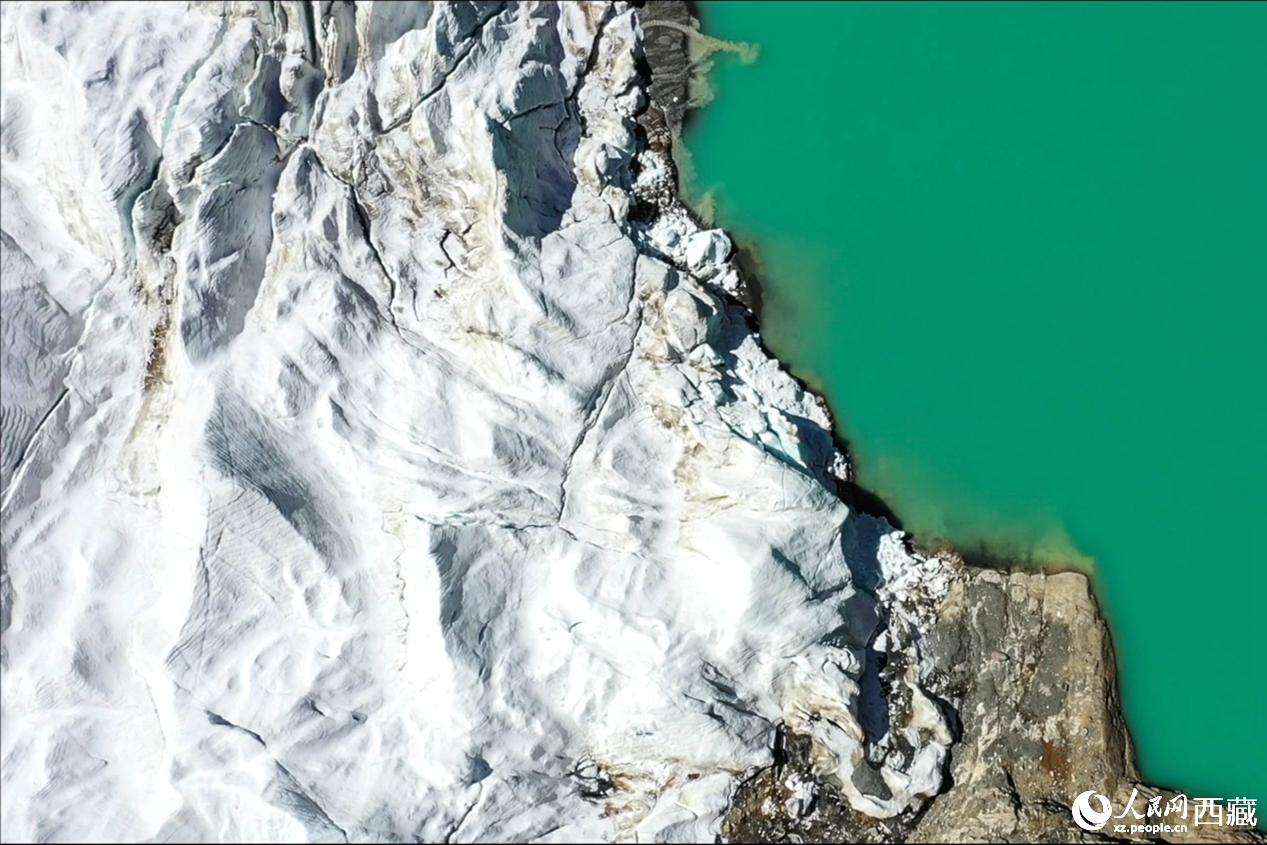 曲登尼瑪冰川位于日喀則市崗巴縣昌龍鄉(xiāng)。