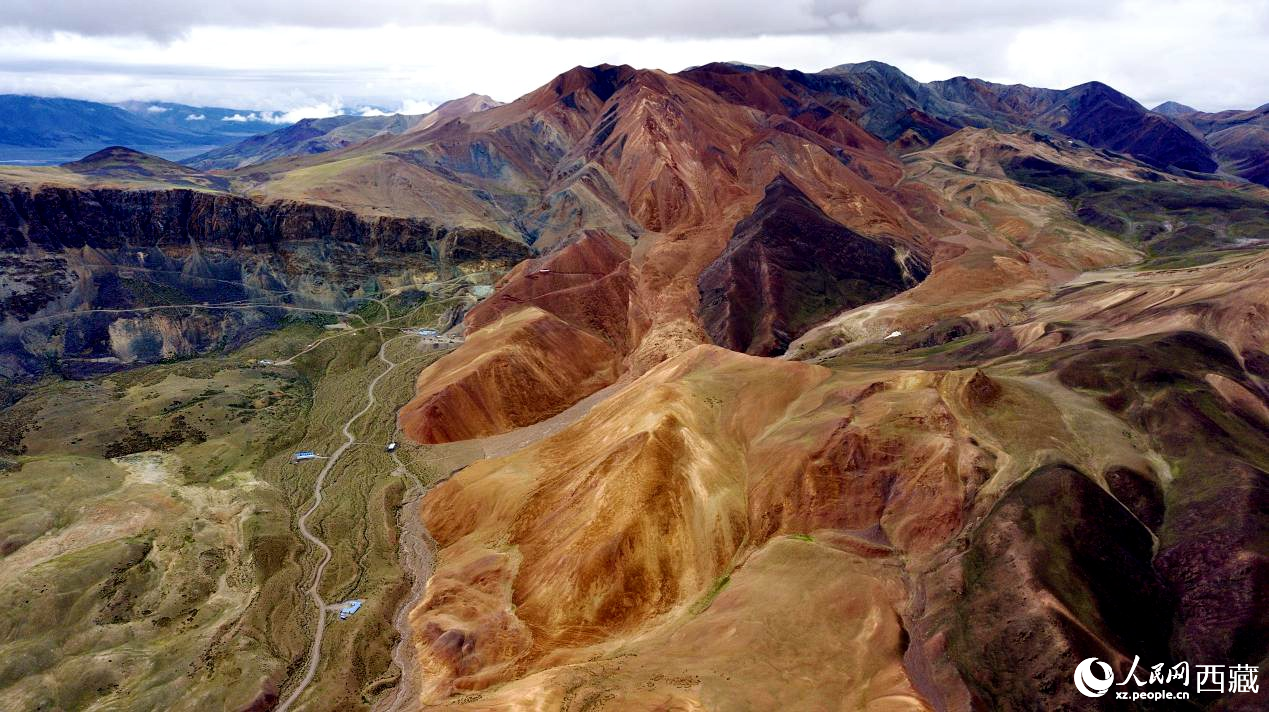 西藏阿里地區(qū)札達(dá)縣境內(nèi)的山丘，因大地礦石的緣故而變得色彩豐富，當(dāng)?shù)厝朔Q之為“五彩山”。