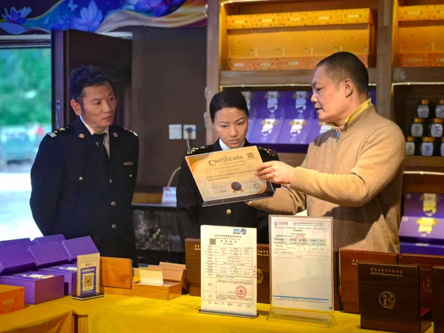 拉薩海關所屬林芝海關關員在藏紅花出口種植基地調研。拉薩海關供圖