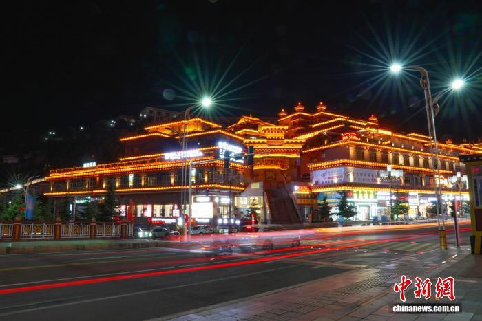 西藏昌都夜幕下的江河城景