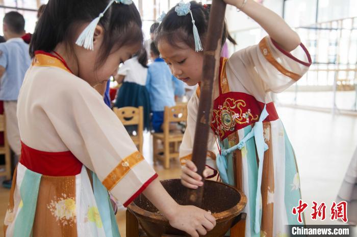 圖為小朋友們參加“將樂擂茶”制作?！《^生 攝