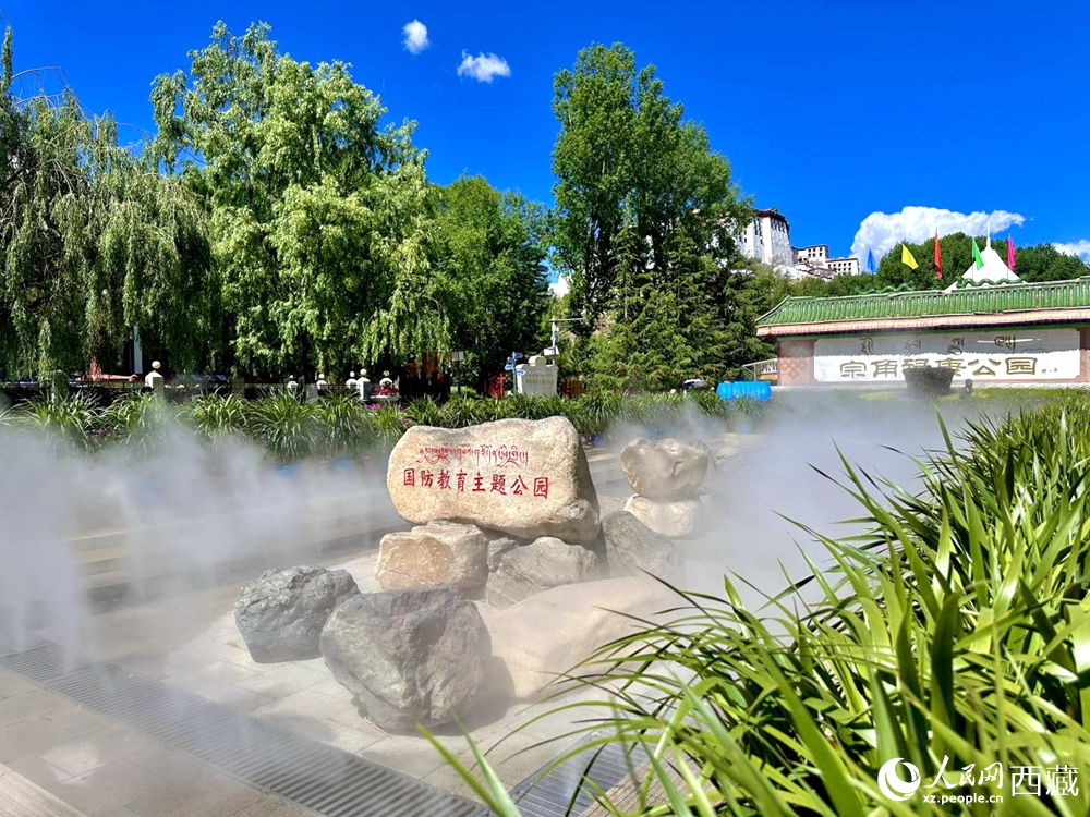 布達(dá)拉宮腳下的宗角祿康公園。