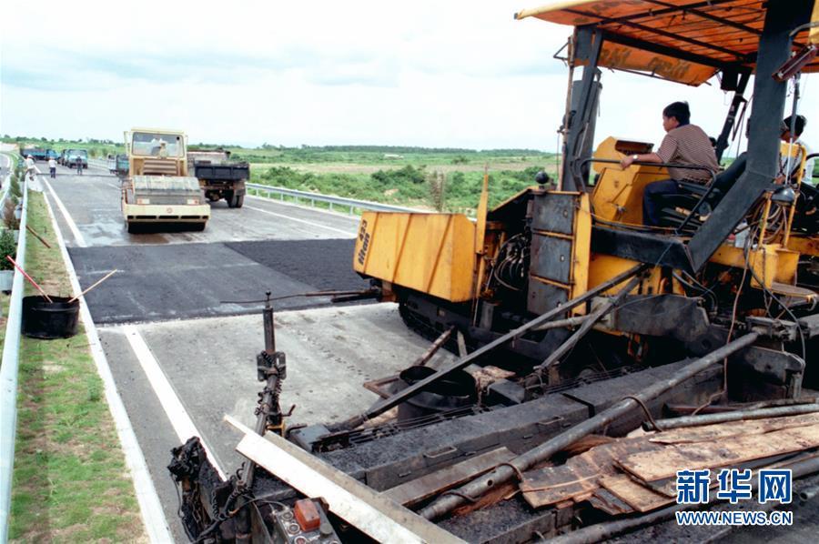 (新華全媒頭條·潮起海之南·圖文互動(dòng))(3)春潮拍岸千帆進(jìn)——海南特區(qū)改革開放30年紀(jì)實(shí)