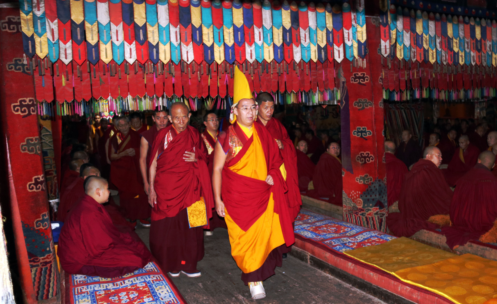 班禪大師步入塔爾寺大經(jīng)堂。攝影：袁星宇.jpg