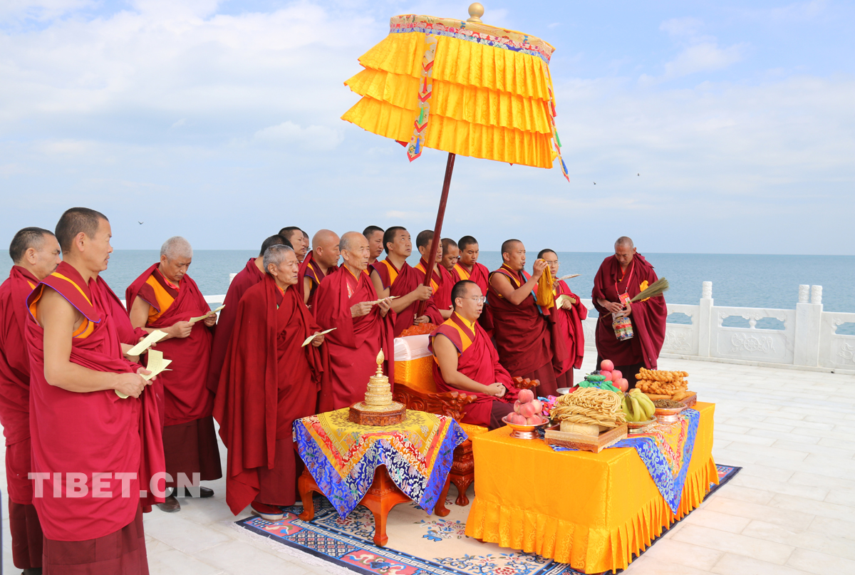 班禪大師在青海湖邊的祭湖臺前誦經(jīng)祈禱。攝影： 噶哇扎西.jpg
