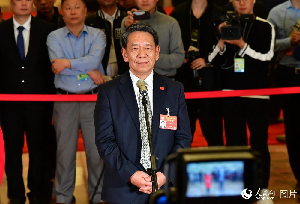 全國政協(xié)委員、中國探月工程總設計師吳偉仁接受記者采訪。