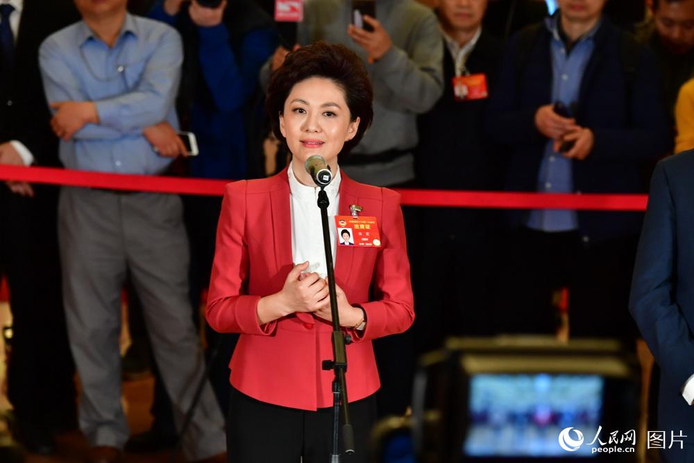 全國(guó)政協(xié)委員、中央廣播電視總臺(tái)央視新聞主播海霞接受記者采訪。