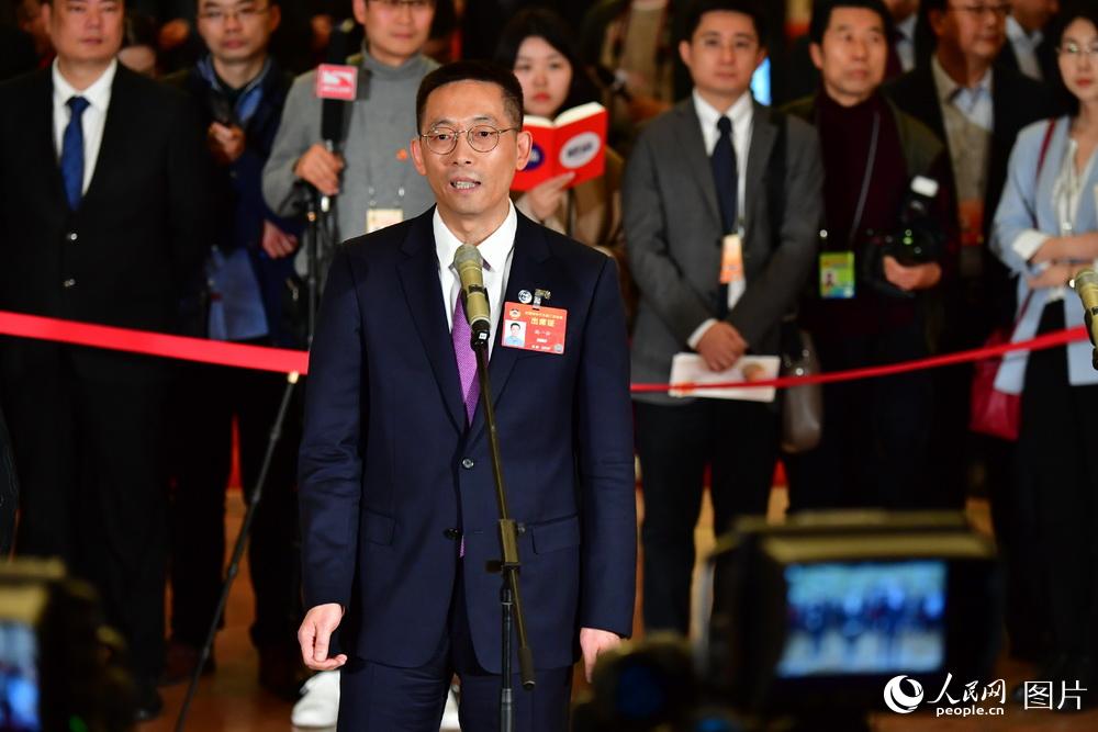全國政協(xié)委員、西湖大學校長施一公接受記者采訪。