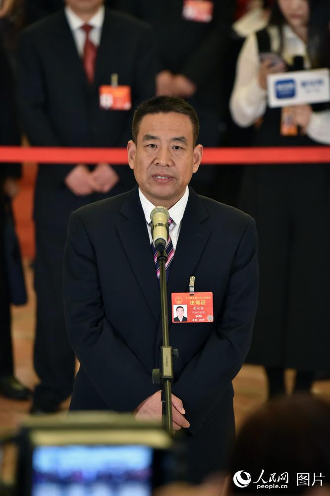 全國(guó)人大代表、河南遠(yuǎn)東生物工程公司技術(shù)部部長(zhǎng)黨永富回答記者提問。