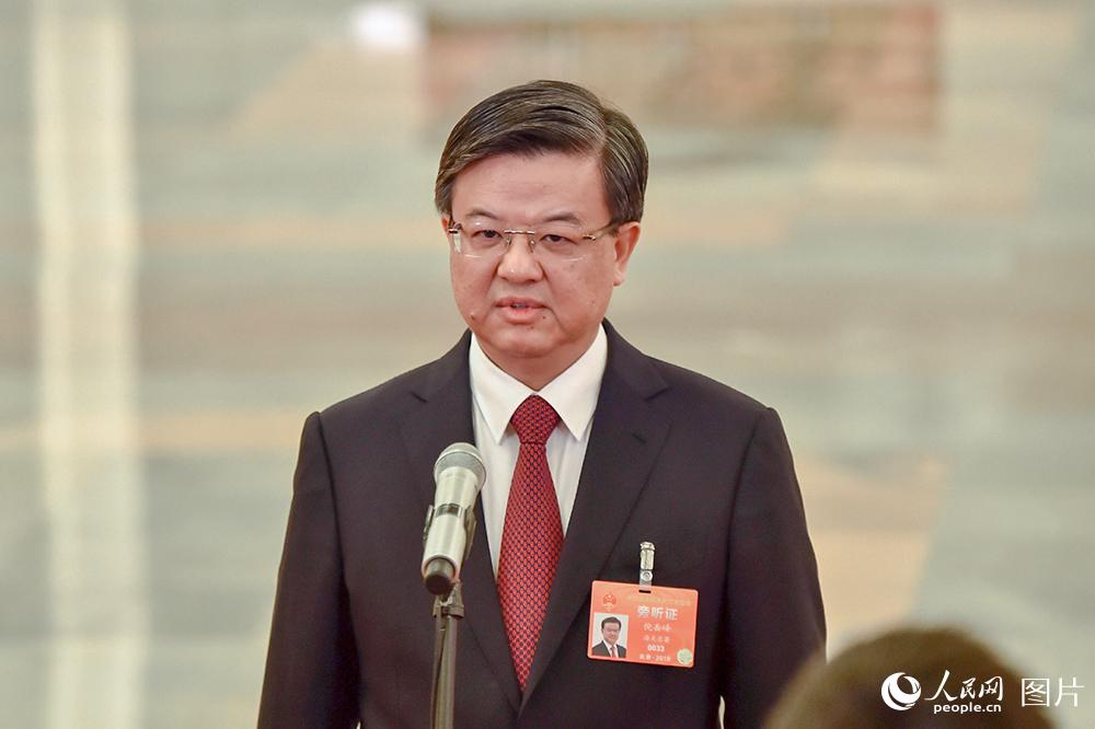 海關(guān)總署署長倪岳峰回答記者提問。