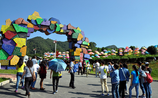 湄潭縣茶旅一體助農(nóng)增收。圖為湄潭“七彩部落”景區(qū) 瞿欣含攝_副本.jpg