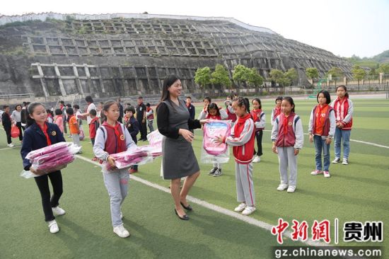 修文縣組織搬遷戶子女開展戶外拓展活動，捐贈愛心物資。