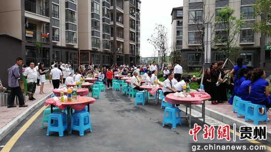 烏當區(qū)“感黨恩聽黨話跟黨走”暨易地扶貧搬遷“共筑行動”啟動儀式長桌宴布置現(xiàn)場。