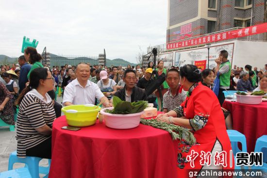 息烽縣領(lǐng)導群眾共度2019年端午節(jié)。