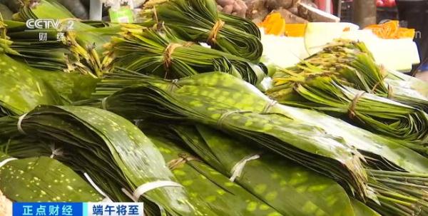 端午節(jié)將至 云南昆明粽葉熱賣(mài) 挑選有講究