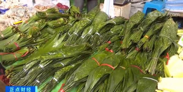 端午節(jié)將至 云南昆明粽葉熱賣(mài) 挑選有講究
