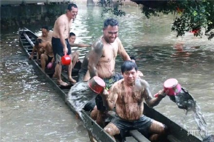 場面震撼！中國龍舟之鄉(xiāng)順德舉行起龍儀式