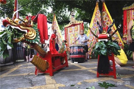 場面震撼！中國龍舟之鄉(xiāng)順德舉行起龍儀式