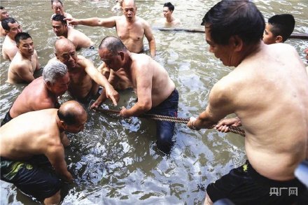 場面震撼！中國龍舟之鄉(xiāng)順德舉行起龍儀式