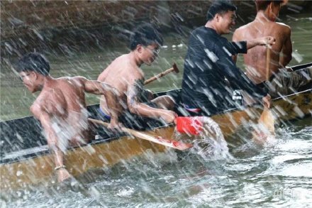 場面震撼！中國龍舟之鄉(xiāng)順德舉行起龍儀式