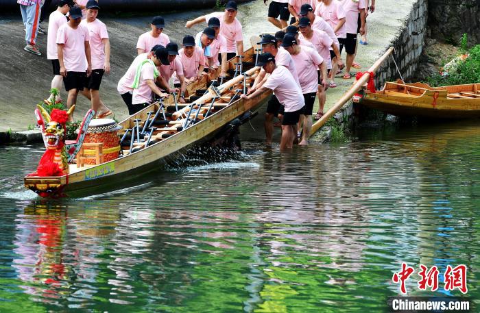 圖為5月29日，長樂江田鎮(zhèn)村民們齊力推新龍舟下水?！埍?攝