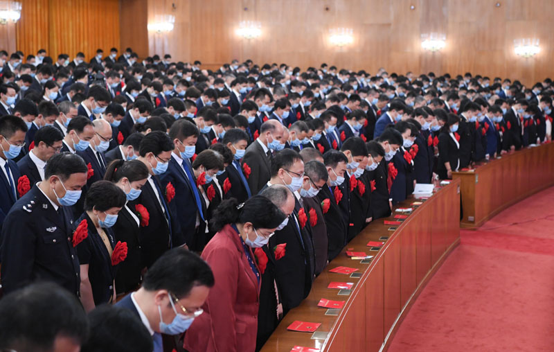 2020年9月8日上午，全國抗擊新冠肺炎疫情表彰大會(huì)在北京人民大會(huì)堂隆重舉行。這是全場(chǎng)肅立，向新冠肺炎疫情犧牲烈士和逝世同胞默哀。