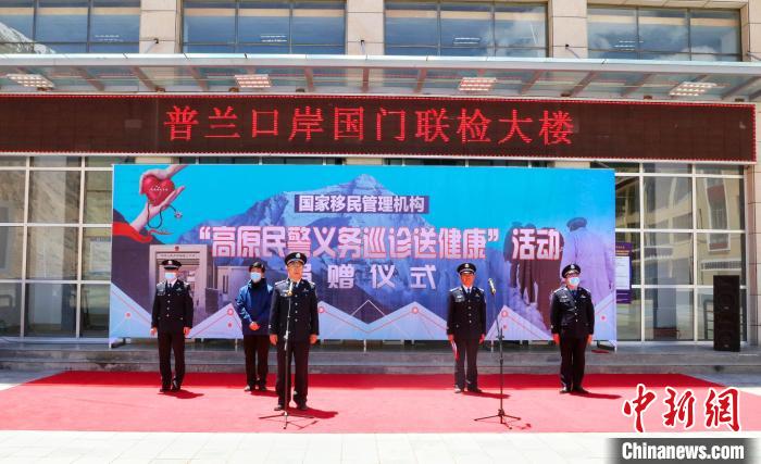 圖為捐贈儀式現(xiàn)場?！「駸?攝