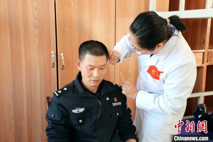 圖為專家現(xiàn)場問診。　格熱 攝