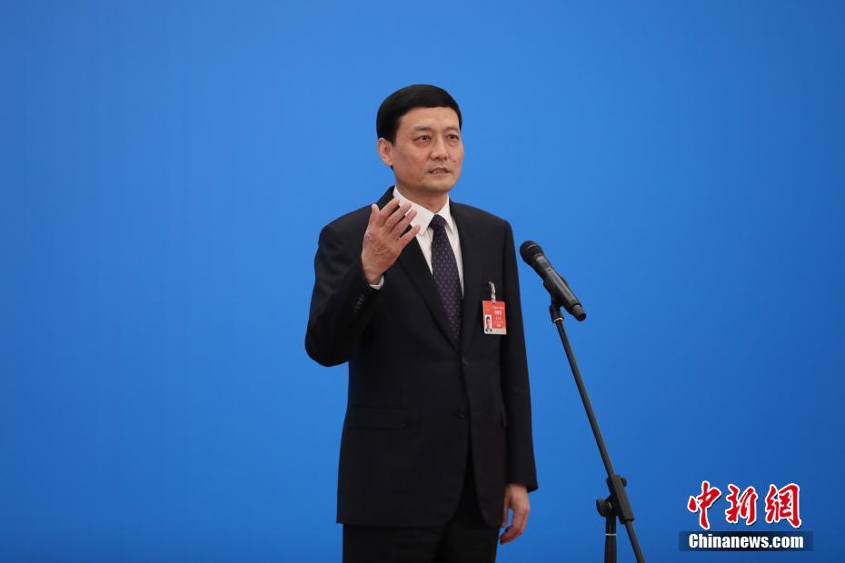 3月8日，第十三屆全國人民代表大會第四次會議舉行第二場“部長通道”采訪活動。圖為中國工業(yè)和信息化部部長肖亞慶通過網(wǎng)絡視頻方式接受采訪。 <a target='_blank' ><p  align=