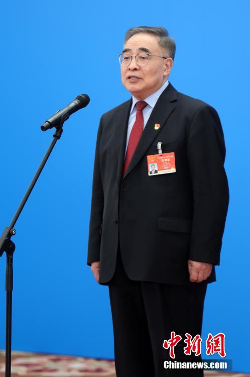 3月8日，第十三屆全國(guó)人民代表大會(huì)第四次會(huì)議舉行第二場(chǎng)“代表通道”采訪活動(dòng)。圖為全國(guó)人大代表張伯禮通過(guò)網(wǎng)絡(luò)視頻方式接受采訪。 <a target='_blank' ><p  align=