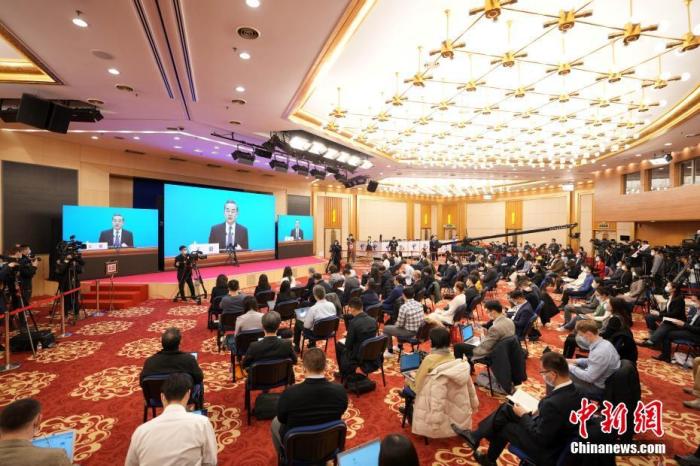 圖為記者在梅地亞中心多功能廳采訪。<a target='_blank' ><p  align=