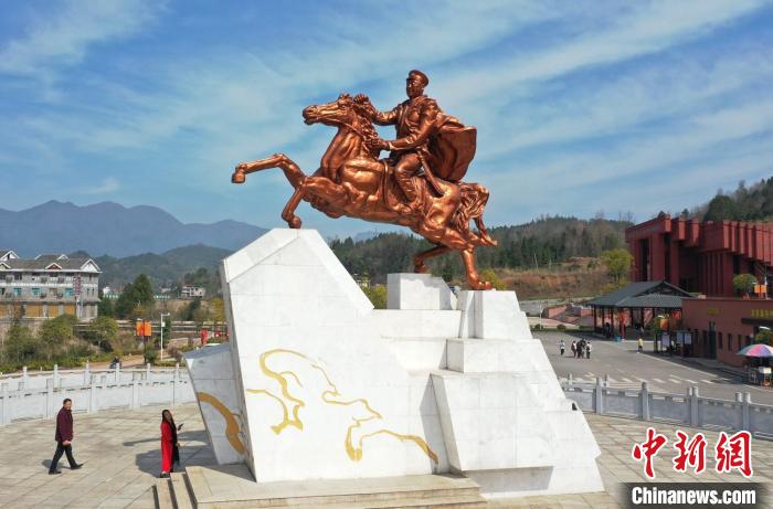 賀龍?jiān)獛浌枢l(xiāng)桑植縣已成為張家界西線旅游的重要組成部分?！钊A峰 攝