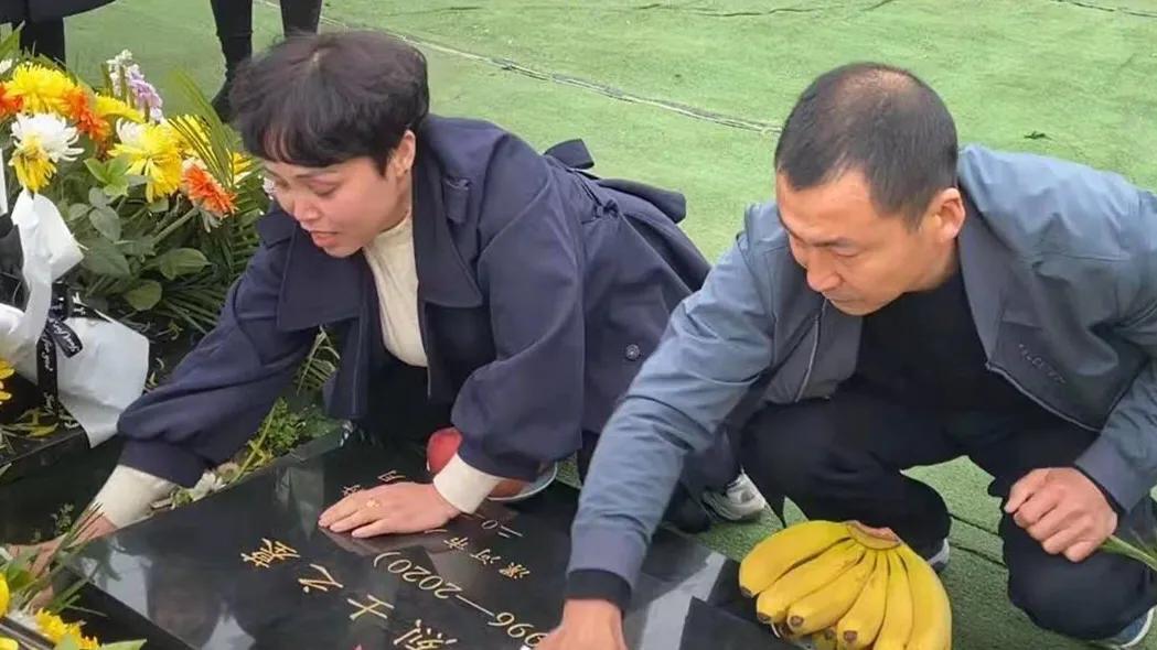 悼念戍邊烈士王焯冉：全國(guó)各地近五萬人自發(fā)獻(xiàn)花祭英烈，奶奶仍在等孫子回家