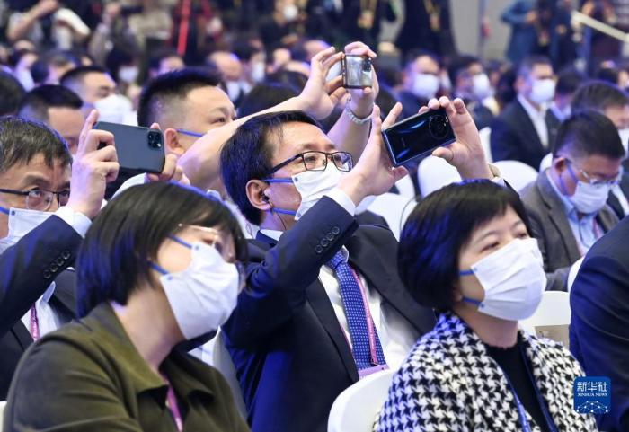 11月9日，參會(huì)者在開幕式現(xiàn)場(chǎng)拍照。當(dāng)日，2022年世界互聯(lián)網(wǎng)大會(huì)烏鎮(zhèn)峰會(huì)在浙江烏鎮(zhèn)開幕。新華社記者 李賀 攝
