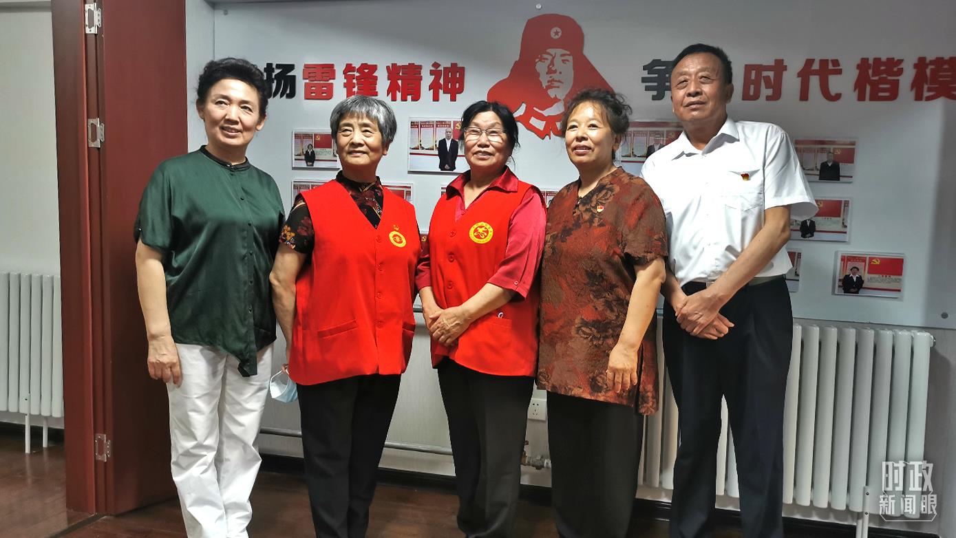 2021年8月，習(xí)近平到承德濱河社區(qū)居家養(yǎng)老服務(wù)中心調(diào)研。這是服務(wù)中心的志愿者代表。（總臺央視記者覃思拍攝）