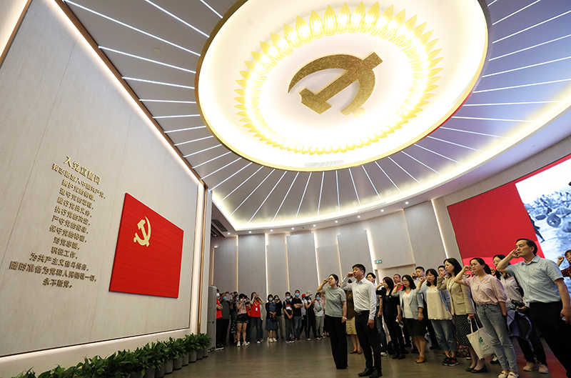 2021年6月3日，黨員在上海中共一大紀念館重溫入黨誓詞。