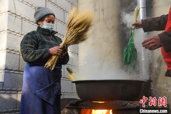 圖為拉薩手藝人制作年貨“羅薩梅朵”?！∝暩聛硭?攝