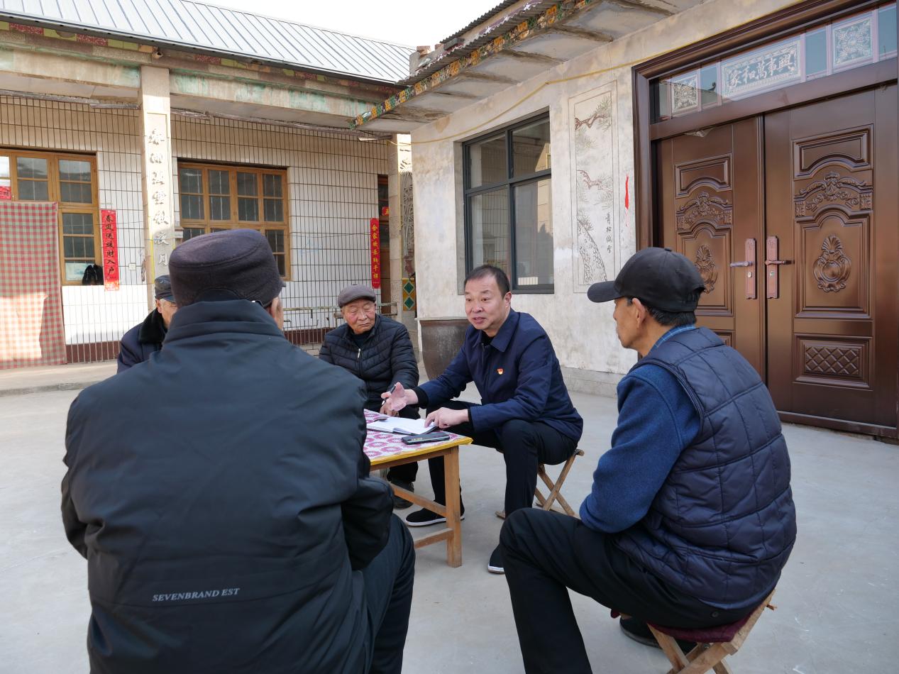 2023年全國(guó)兩會(huì)前夕，全國(guó)人大代表、廣平縣后南陽(yáng)堡村黨支部書記王建廣和村民座談。（受訪者供圖）