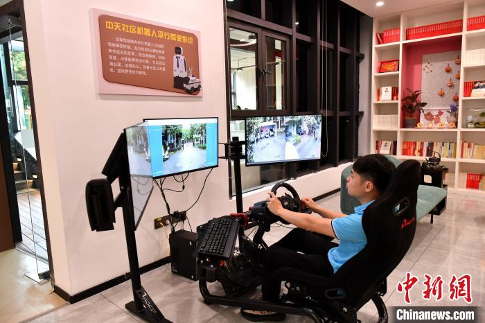 圖為福州中天社區(qū)工作人員正在利用5G技術(shù)，遠(yuǎn)程操控機(jī)器人巡視社區(qū)?！蚊?攝