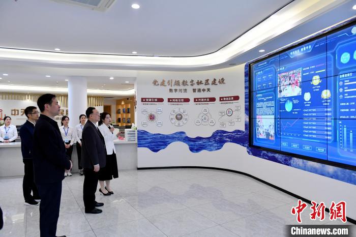 圖為與會(huì)來(lái)賓參觀福州中天社區(qū)。　呂明 攝