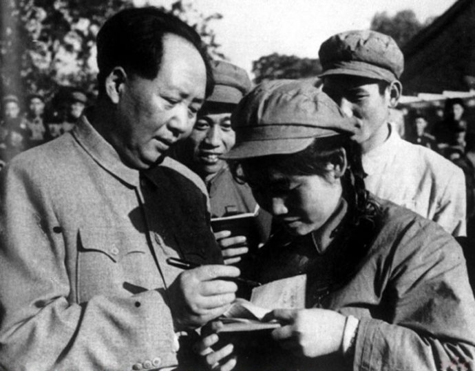 1952年，毛澤東為志愿軍歸國代表團(tuán)文藝戰(zhàn)士代表謝秀民簽名留念。