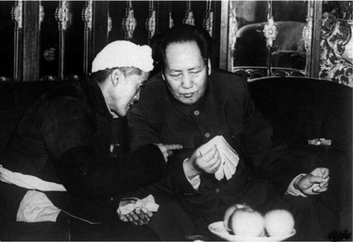 1952年，毛澤東與陜甘寧邊區(qū)勞動模范楊步浩親切交談。