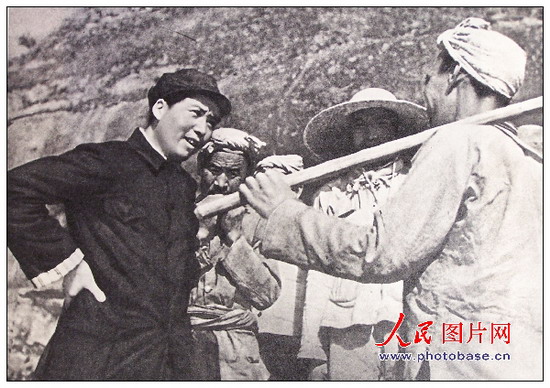 1939年，毛澤東同志在延安和楊家?guī)X農(nóng)民親切談話。