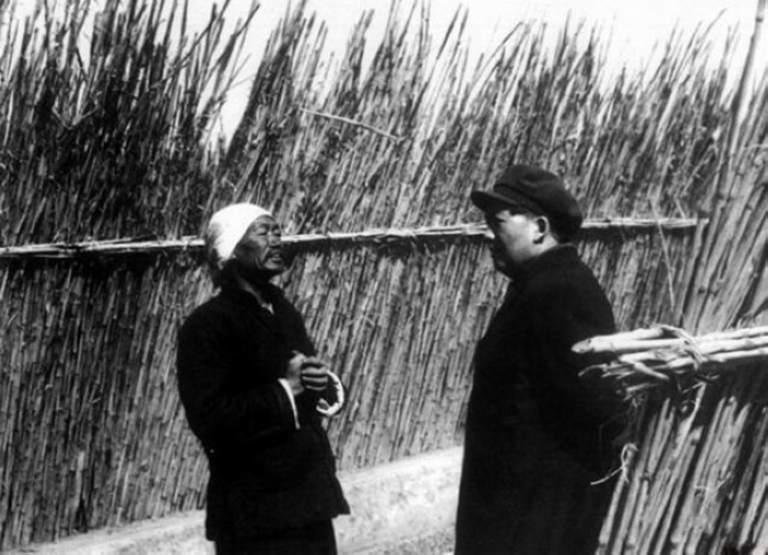 1952年，毛主席在北京近郊訪問農(nóng)民。