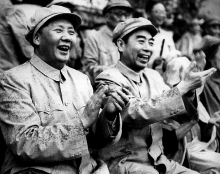 1952年，毛主席在北京與周總理冒雨觀看解放軍體育比賽。