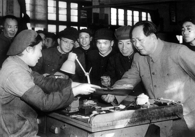 1956年，毛澤東視察南京無線電廠。