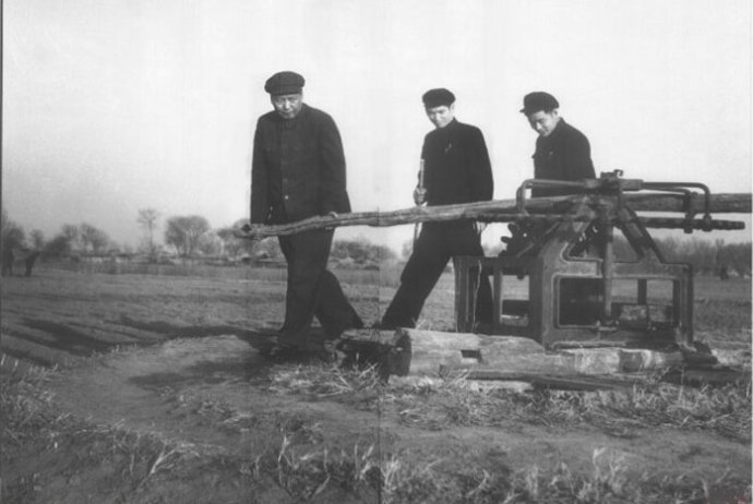 1954年，毛澤東在順義縣農(nóng)村視察。