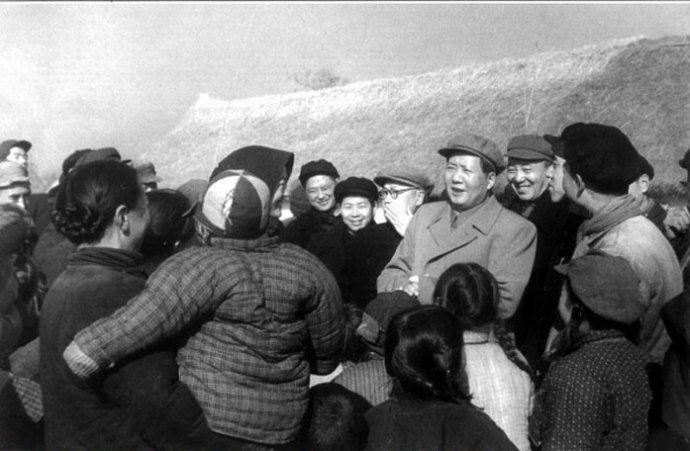 1955年，毛澤東在南京郊區(qū)饒辰鄉(xiāng)十月農(nóng)業(yè)合作社和群眾交談。